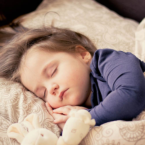  une maman avec son bébé pharmacie de la Maine